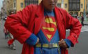 A luchar por la justicia es el ?Superman  cholo? en plena Plaza de Armas de Lima