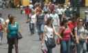 Personas Caminando en la plaza de armas