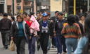 Peatones llendo a sus centro de trabajos