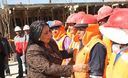 Ministra de la Mujer Aída García Naranjo con trabajadores de construcción civil