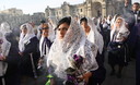 Las sahumadoras, mujeres que rinden culto a la imagen del Señor de los Milagros con mucha devoción