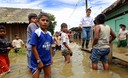 Ollanta Humala visitó a los damnificados por desbordes en Iquitos