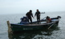 Un buzo desciende en las aguas del mar peruano