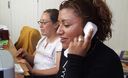 Personas hablando por teléfono
