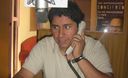 Personas hablando por teléfono