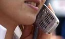 Personas hablando por teléfono