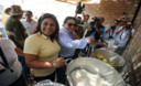 Los congresistas José Luna y Esther Capuñay distribuyeron víveres y frazadas a los afectados por el desborde del río Huaycoloro