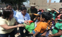 Los congresistas José Luna y Esther Capuñay distribuyeron víveres y frazadas a los afectados por el desborde del río Huaycoloro