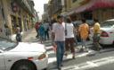 Personas, peatones, caminando en la Plaza de Armas de Lima