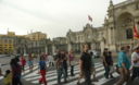 Personas, peatones, caminando en la Plaza de Armas de Lima