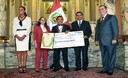 Alberto Rossel, campeón mundial minimosca de box, recibió los Laureles Deportivos en Palacio de Gobierno