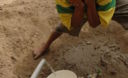 Niños bebiendo agua, lo que hace la sed