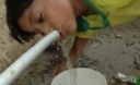 Niños bebiendo agua, lo que hace la sed
