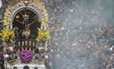 El Señor de los Milagros en el centro de Lima, la primera vez que salió a las calles este 2011