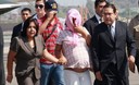 Ministro de Defensa, Alberto Otárola, y la titular de la Mujer, Ana Jara, reciben a joven embarazada que huyo de cautiverio terrorista