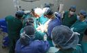 Doctores y Médicos revisando y operando en el Hospital Almenara de Lima