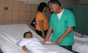 Doctores y Médicos revisando y operando en el Hospital Almenara de Lima