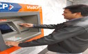 Un cajero automático es una máquina expendedora usada para extraer dinero utilizando una tarjeta de plastico con una banda magnética o chip