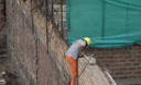 Obreros de construcción civil trabajando sin protección en algún lugar de Lima