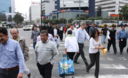 Personajes de la ciudad: Ejecutivos y personas caminando en la Avenida Javier Prado