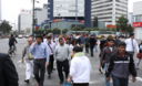 Personajes de la ciudad: Ejecutivos y personas caminando en la Avenida Javier Prado