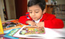 Niños residentes en el distrito de Los Olkivos leyendo unos cuentos