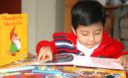 Niños residentes en el distrito de Los Olkivos leyendo unos cuentos