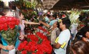 Miles de personas hicieron sus compras en el mercado de flores por el día de madre.