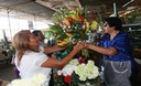 Miles de personas hicieron sus compras en el mercado de flores por el día de madre.