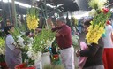 Miles de personas hicieron sus compras en el mercado de flores por el día de madre.