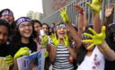 Fanáticas de Justin Bieber en las afueras del Estadio Nacional