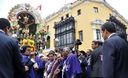 El Señor de los Milagros en la plaza de Armas de Lima