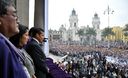 El Señor de los Milagros en la plaza de Armas de Lima