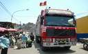 Los Camiones de carga llegan desde muy temprano a la parada con mercadería de tubérculos para ser distribuida por los estibadores