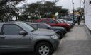 Autos estacionados en la avenida Guardia Civil de San isidro