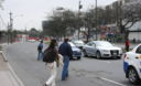 Peatones cruzando la  Avenida la Molina frente a Wong de Camacho