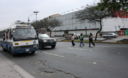 Peatones cruzando la  Avenida la Molina frente a Wong de Camacho