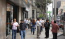 Unos paseantes en la Avenida Larco de Miraflores