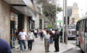 Unos paseantes en la Avenida Larco de Miraflores