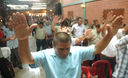 Pacientes del Centro Victoria en plena oración en Barrios Altos