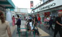Una mañana dinàmica de compras en el Centro Comercial Plaza San Miguel