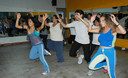 El entrenamiento en gimnasio tiene ventajas y riesgos.que permite desarrollar un grupo muscular específico