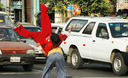 Jóvenes acróbatas dando brincos en las calles de Lima