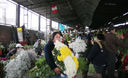 Una jornada más de trabajo en el mercado de flores Piedra Liza en el distrito del Rímac