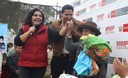 Ministra de la Mujer Ana Jara entregó ropa y  abrigo en asentamiento humano de Villa El Salvador