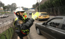 Policía fénix dirigiendo el tránsito en plena vía expresa