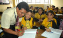 Un maestro dictando clases en el colegio Santo Domingo de Guzmán