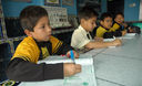 Un maestro dictando clases en el colegio Santo Domingo de Guzmán