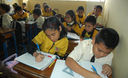 Un maestro dictando clases en el colegio Santo Domingo de Guzmán