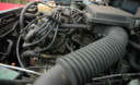 El motor de un carro moderno puede parecer un gran revoltijo de metal, tubos y alambres a las personas que no conozcan de mecánica.